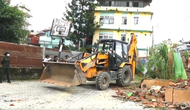 आज अनामनगर क्षेत्रका अवैध संरचना हटाउँदै महानगर