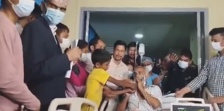 सरकारसँगको १० बुँदे सहमतिपछि डा.केसीले तोडे अनशन