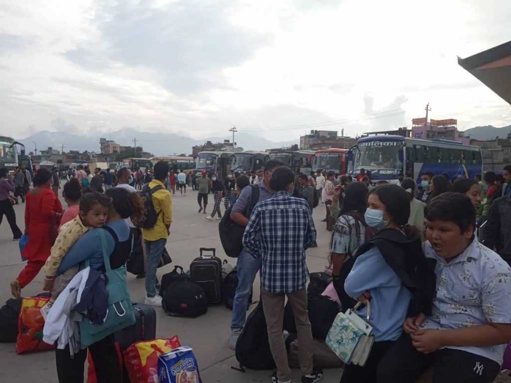 दशै शुरु भएसँगै नयाँ बसपार्कमा यात्रुको चहलपहल बढ्यो