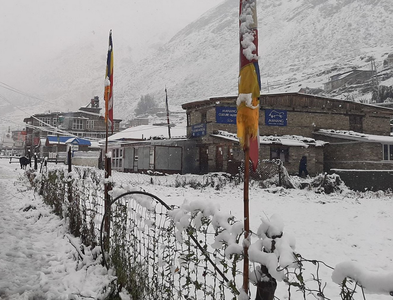 मनाङमा हिमपात, पर्यटकलाई सुरक्षित स्थानमा बस्न आग्रह