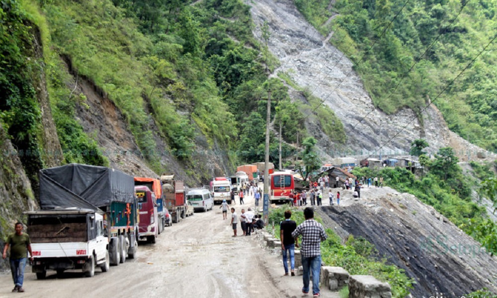 केराबारी र १८ किलोको पहिरो हटाइयो, नारायणगढ-मुग्लिन सडकखण्ड दुईतर्फी खुल्यो