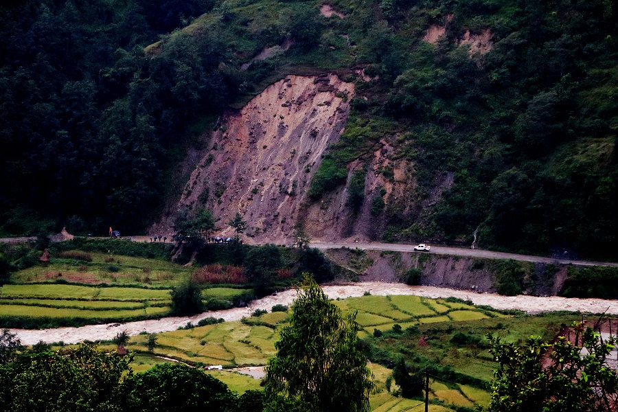 लोकमार्गका दर्जनौं स्थानमा पहिरो, सयौं यात्रु अलपत्र