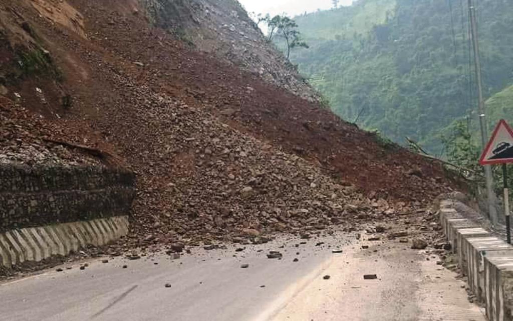 पहिरोको कारण विभिन्न स्थानमा सडक अवरूद्ध
