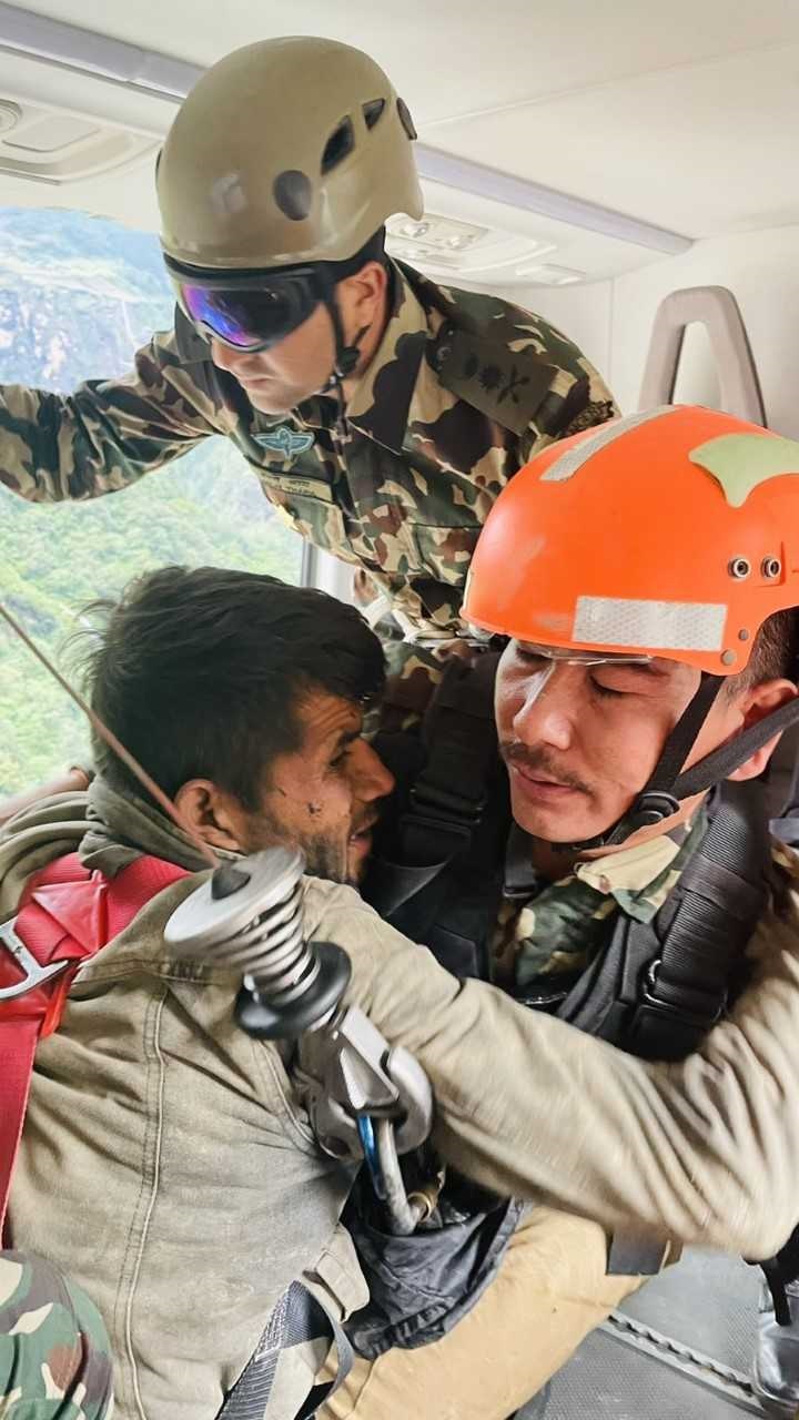 नेपाली सेनाद्वारा पहिरोमा फसेका व्यक्तिको उद्धार