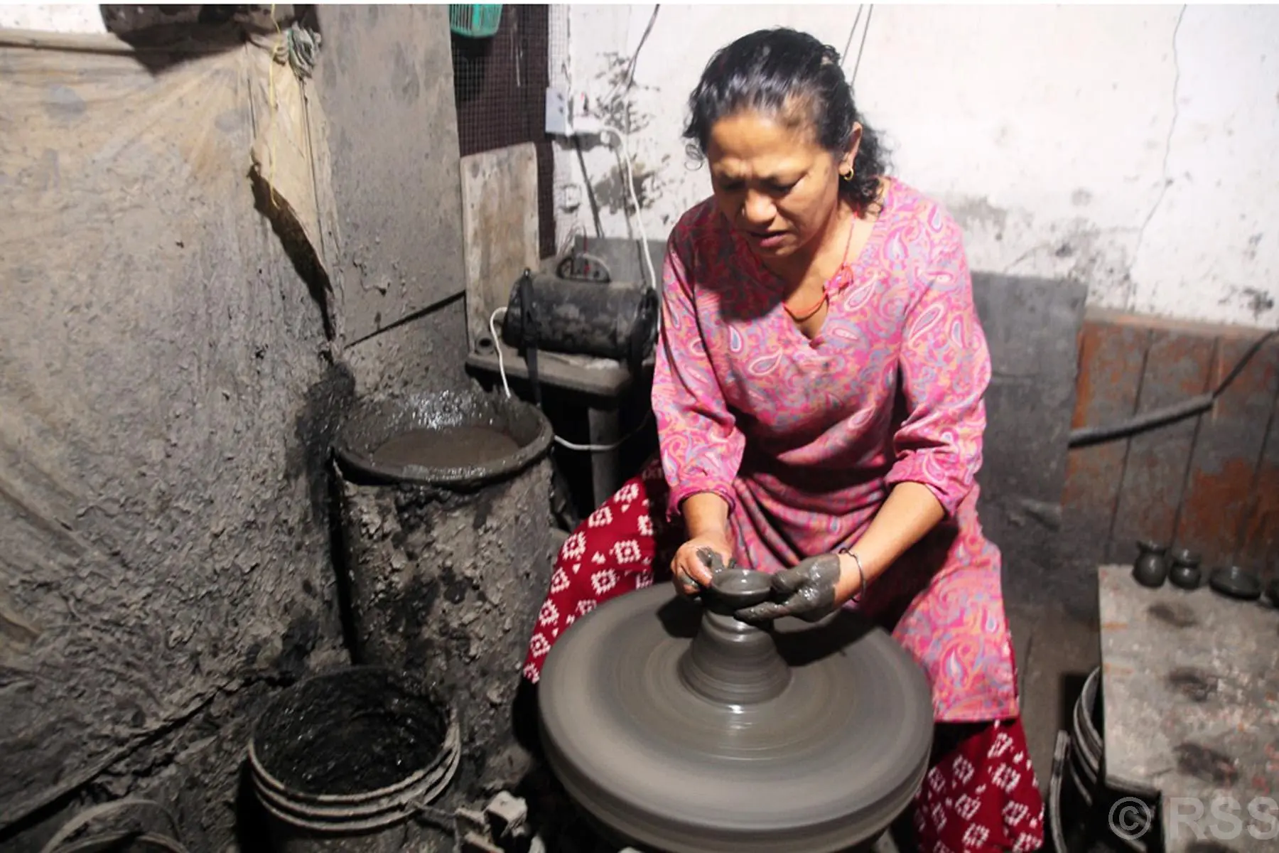 तिहार नजिकिएसँगै भक्तपुरमा माटोका पाला बनाउन भ्याइनभ्याइ