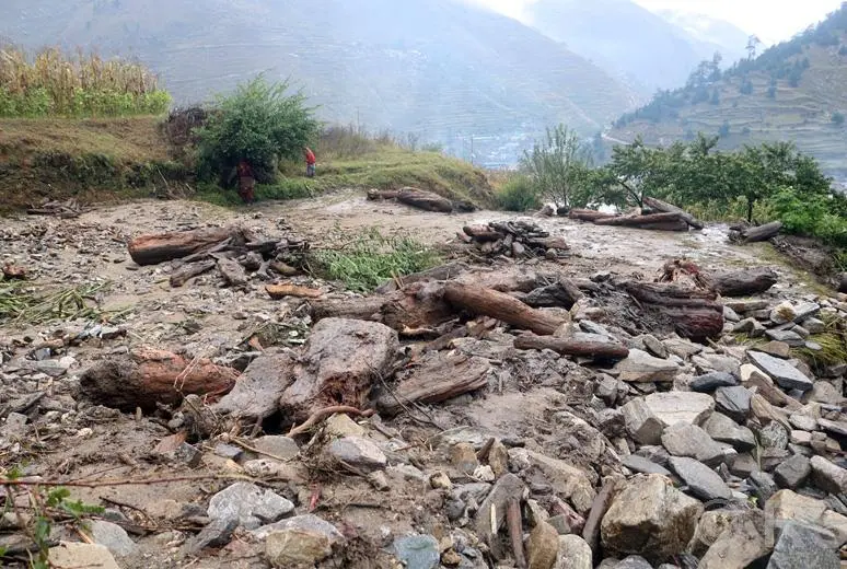लगातार परेको अविरल वर्षाले मुगु जिल्लाको खेत बगरमा परिणत