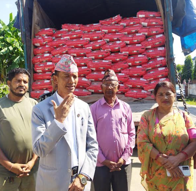 मन्त्री चौधरीद्वारा निर्वाचन आचारसंहिता उल्लंघन गर्दै राहत वितरण