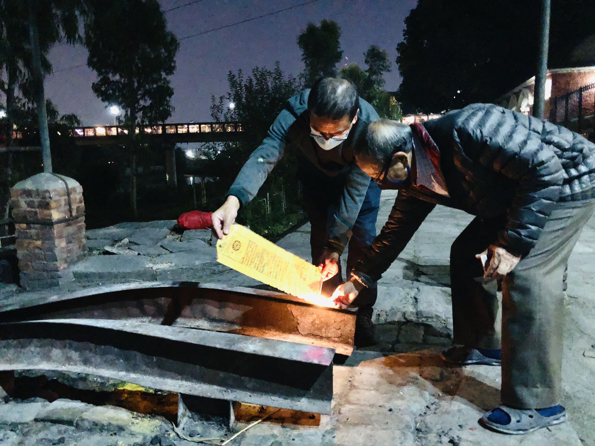 जन्मकुण्डली जलाएर सत्यमोहन जोशीको अन्त्येष्टि गरियो