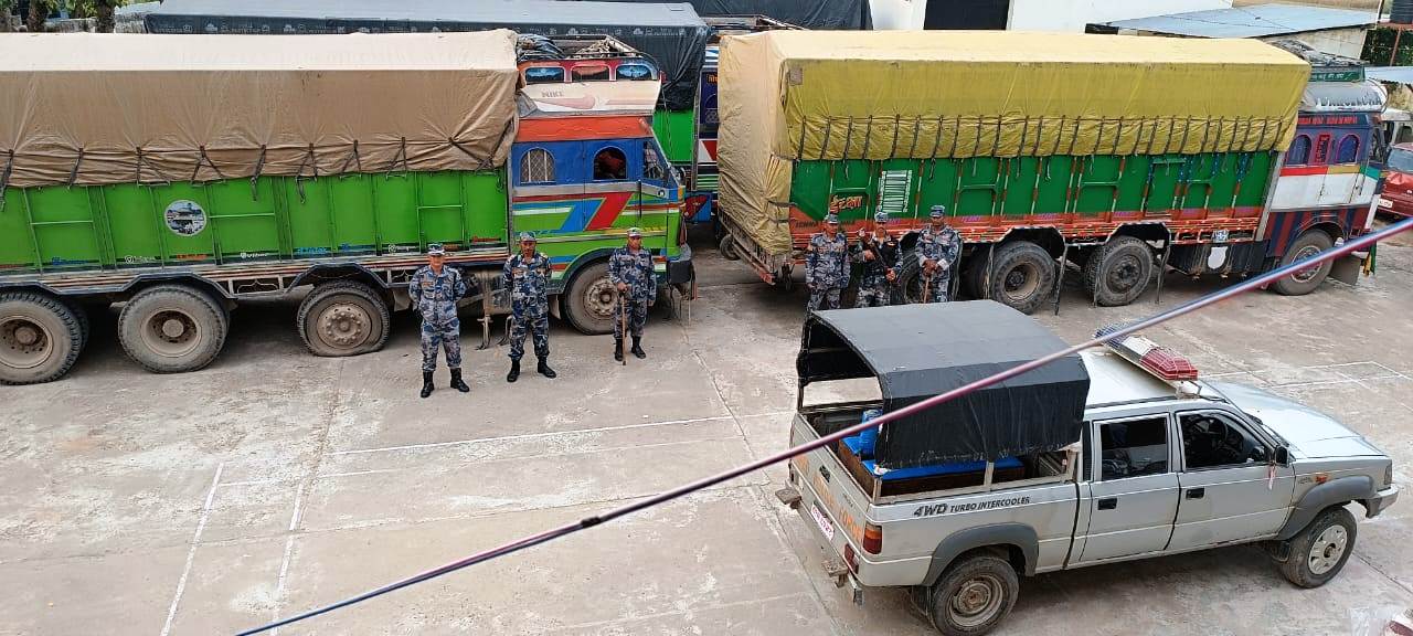 अवैध चिनी लोड गरिएका दुई वटा ट्रक नियन्त्रणमा