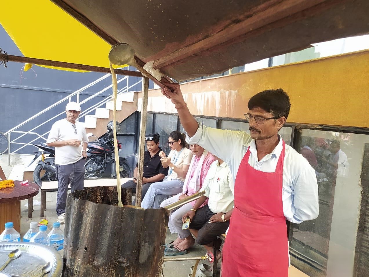 चिया बेचेरै मासिक एक लाख कमाउँछन् विनोद