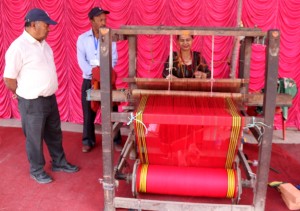 अन्तर्राष्ट्रिय अ‍ौधोगिक व्यापार मेलामा हाते तानबाट कपडा बुन्दै महिला