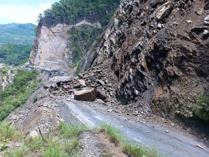 सुख्खा पहिरोकाे कारण मुग्लिन नारायणगढ सडक खण्ड दुईतर्फ अवरुद्ध