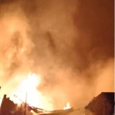 वीरगञ्जको अलौमा  बिजुली चुहिएर सल्किएको आगोले सात घर जले, ५४ लाखको क्षति
