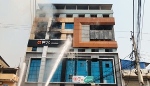 इटहरीको सेन्ट्रल प्लाजामा भीषण आगलागी, उद्धारका लागि हेलिकोप्टर पठाइयो