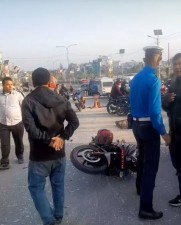 तीनकुने खण्डको मुनिभैरव मन्दिर नजिक बसले भ्यान र मोटरसाइकललाई ठक्कर दिँदा एक जनाको मृत्यु
