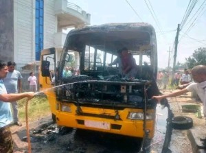 रूपन्देहीमा विद्यार्थी बोकेको विद्यालयको बसमा आगलागी