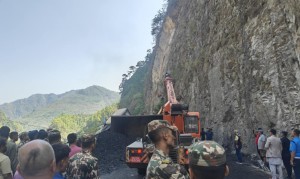 बिहानदेखि अवरुद्ध मुग्लिन-नारायणगढ सडक एकतर्फी सञ्चालनमा