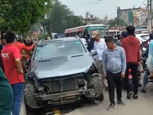 गौशालामा बस अनियन्त्रित हुँदा सात सवारी एकआपसमा ठोक्किए, १५ जना घाइते