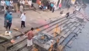 पशुपतिमा जलाउदै गरिएको शवबाट मासु र हड्डी निकाली बिक्री, दुईजना पक्राउ