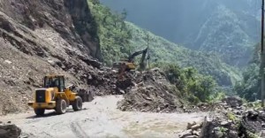 नारायणगढ-मुग्लिन सडक : तुइन पुलनजिकै झरेको पहिरो हटाउने काम लगभग अन्तिम चरणमा