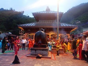 भक्तपुरको डोलेश्वर मन्दिरमा भक्तजनहरुको भीड