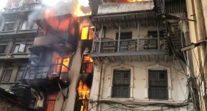 काठमाडौंको मखनटोलमा लागेको आगो नियन्त्रणमा, एक जनाको मृत्यु