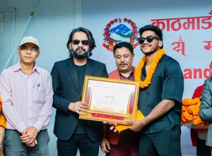 काठमाडौं महानगरले रवीन्द्र ढाटलाई गर्यो दुई लाख सहितको सम्मान