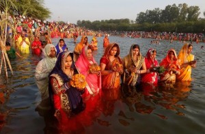 छठ पर्वको मुख्य दिन आज अस्ताउँदो सूर्यलाई विधिपूर्वक अर्घ्य दिई मनाइँदै
