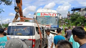 चितवनमा दुर्घटना हुँदा गर्भवती महिलासहित सात जनाकाे मृत्यु