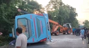 काठमाडौंबाट दाङ जाँदै गरेको बस दुर्घटना हुँदा २९ घाइते, तीन जनाको अवस्था गम्भीर
