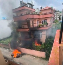  देउवा निवासमा प्रदर्शनकारीको आगजनी, रमेश लेखकको घर पनि जलाए