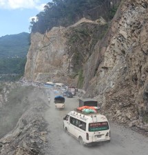 पहिरो पन्छाएपछि मुग्लिन नारायणगढ सडक खण्ड दुईतर्फी सञ्चालनमा