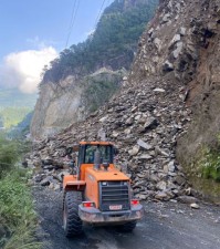 पहिरो पन्छाउन नसकिएका कारण मुग्लिन–नारायणगढ सडकखण्ड रातभर नखुल्ने