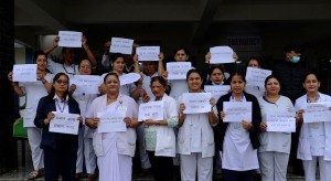 सरकारी सरह पारिश्रमिकको माग राख्दै देशभरका सबै अस्पतालका नर्सहरूको विरोध प्रदर्शन