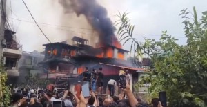 बालकोटस्थित प्रधानमन्त्री ओलीको घरमा पनि आगजनी, प्रहरीले गोली चलाउदा एक घाइते