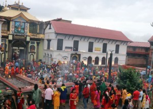 साउन महिनाको तेस्रो सोमबार आज पशुपतिनाथ मन्दिरमा भक्तजनको घुइँचो (फोटोफिचर)