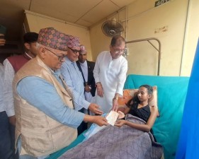 तीनकुने घटनामा गोली लागेर घाइते भएकी रेविका खत्रीलाई आठ लाख रकम सहयोग
