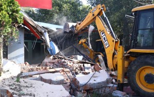 कांग्रेस नेता दीपक खड्काले स्काउटको जग्गामा बनाएको संरचनामा महानगरले चलायो डोजर