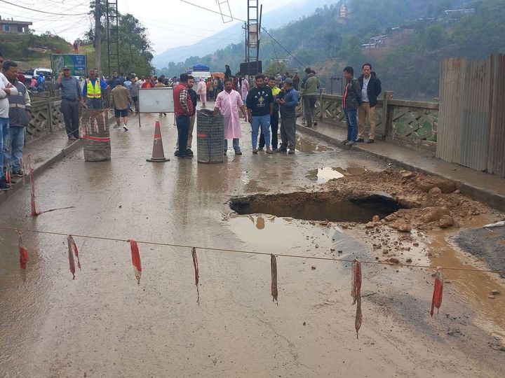 अवरुद्ध पृथ्वी राजमार्ग खुलाउन अझै चार/पाँच घन्टा लाग्ने