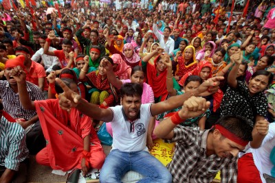 न्यूनतम आधारभूत तलबको माग गर्दै दशौँ हजार बङ्लादेशी श्रमिक आन्दोलनमा