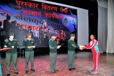 प्रधान सेनापति शर्माद्वारा नेपाली सेनाका प्रशिक्षक तथा खेलाडीहरूलाई पुरस्कार वितरण