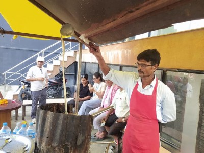 चिया बेचेरै मासिक एक लाख कमाउँछन् विनोद