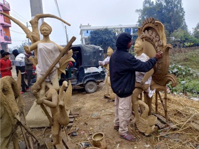 सरस्वती पूजाका लागि धमाधम मूर्ति बनाउँदै