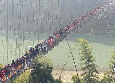 जोखिमयुक्त झोलुङ्गे पुलमार्फत यात्रा गर्न बाध्य भक्तजन