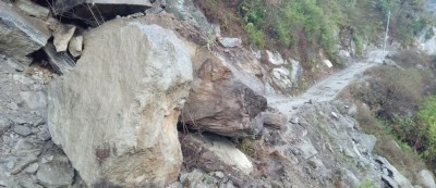 खाँदबारी–किमाथाङ्का सडक सुक्खा पहिरोले अवरुद्ध