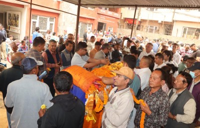 स्व नेता बोहोराप्रति पार्टीको झण्डा ओडाएर श्रद्धाञ्जली