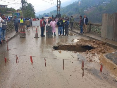 अवरुद्ध पृथ्वी राजमार्ग खुलाउन अझै चार/पाँच घन्टा लाग्ने