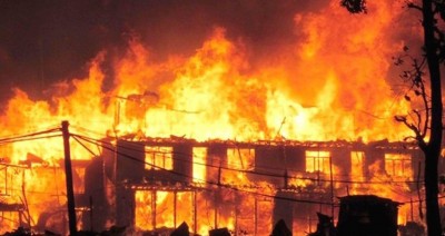 आगलागीमा घर जलेपछि दुई परिवारको विचल्ली, लाखौँको क्षति
