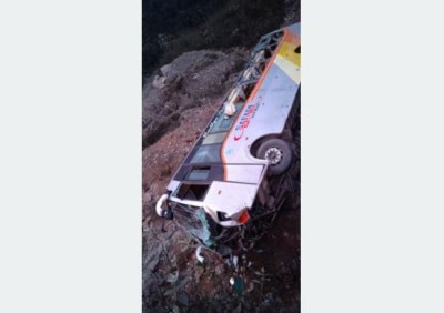 नारायणगढ–मुग्लिन सडकखण्डको सेतीदोभान पुलबाट बस खस्दा २३ जना घाइते
