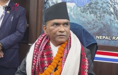 नवनियुक्त गभर्नर डा विश्वनाथ पौडेल पदभार ग्रहण गर्दै
